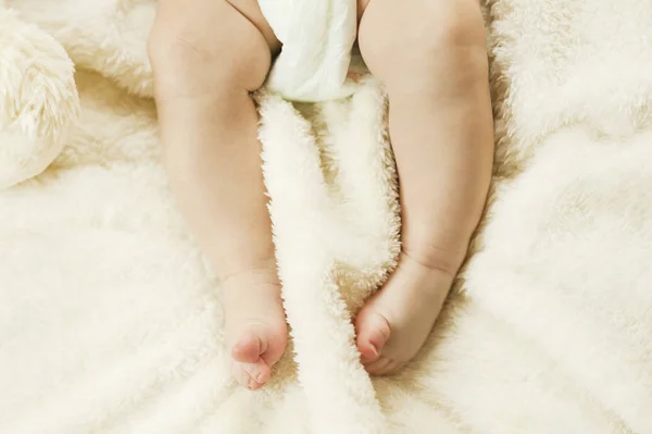 Kleine Sanfte Gesunde Beine Eines Neugeborenen Die Einem Plaid Nagen — Stockfoto