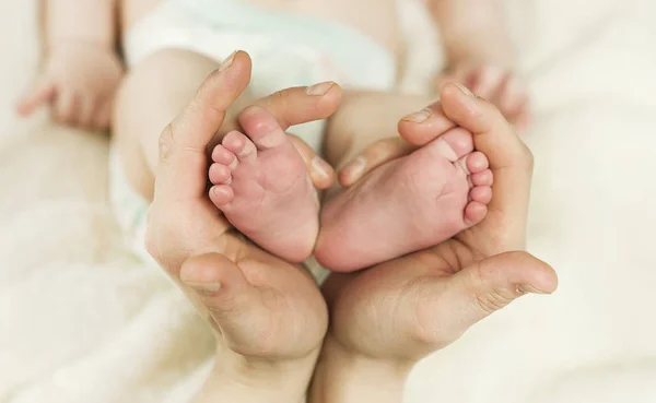 Close Mãe Mão Segurando Recém Nascido Bebê Pés Forma Ouvir — Fotografia de Stock