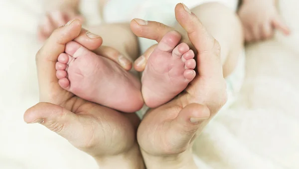 Close Mother Hand Holding Newborn Baby Feet Hear Shape Macro — Stock Photo, Image