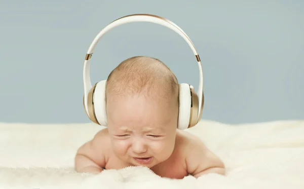 Lindo Bebê Recém Nascido Grandes Fones Ouvido Ouvindo Música Isolado — Fotografia de Stock