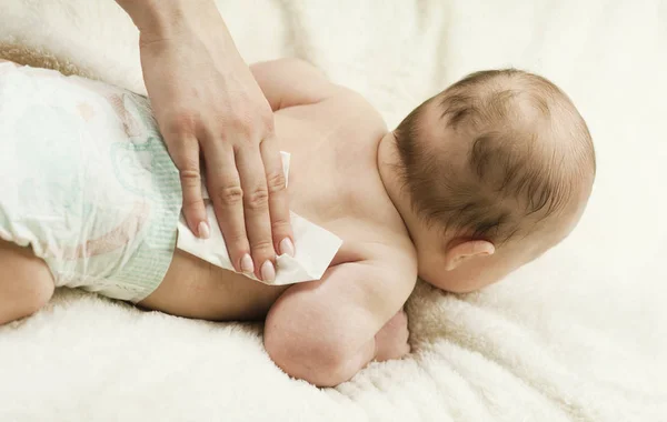 新生儿换尿布 母亲用婴儿擦拭婴儿 清洁和护理的概念 — 图库照片