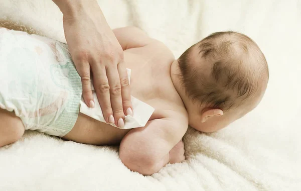 Yeni doğmuş bir bebek bezinin değişmesi alır: Anne Bebek Bebek mendil ile mendil. Temizlik ve bakım kavramı