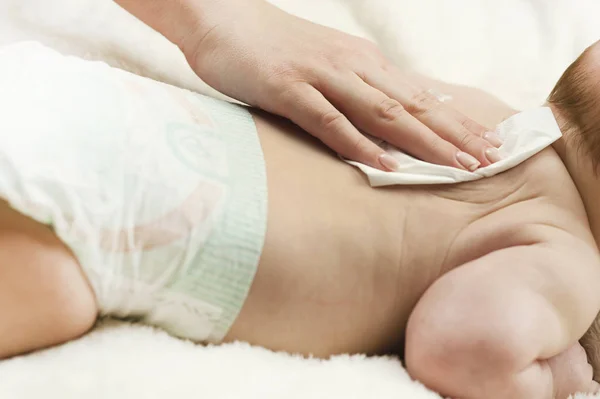 Newborn Baby Gets Diaper Change Mother Wipes Baby Baby Wipe — Stock Photo, Image