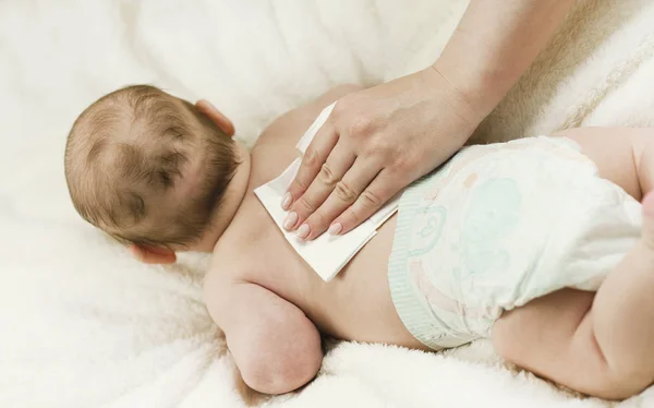 Yeni doğmuş bir bebek bezinin değişmesi alır: Anne Bebek Bebek mendil ile mendil. Temizlik ve bakım kavramı