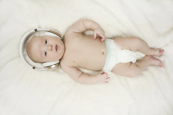 Krásné Novorozené Děťátko Velké Sluchátka Poslouchat Hudbu Izolované Modrém Pozadí — Stock fotografie