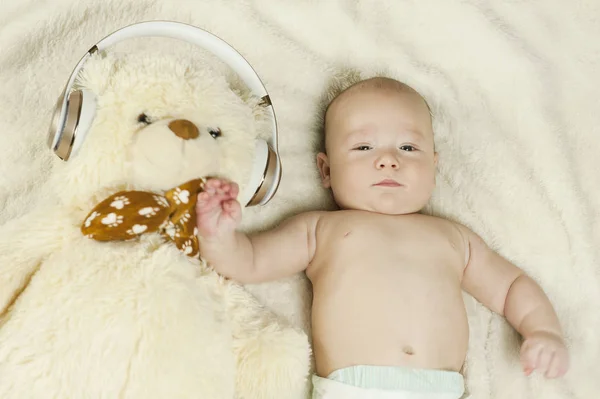 Schönes Neugeborenes Baby Großen Kopfhörern Das Musik Hört Isoliert Auf — Stockfoto