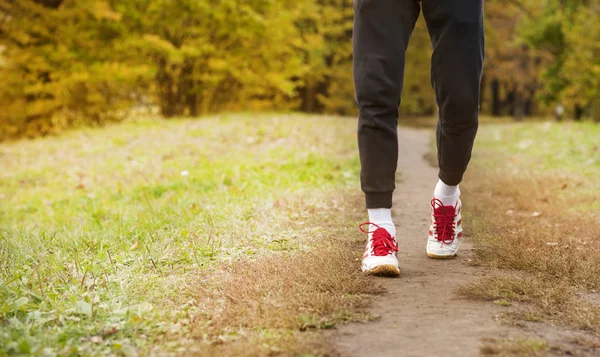 Hombre Corriendo Largo Sendero Del Parque Cuidado Salud Concepto Problema — Foto de Stock