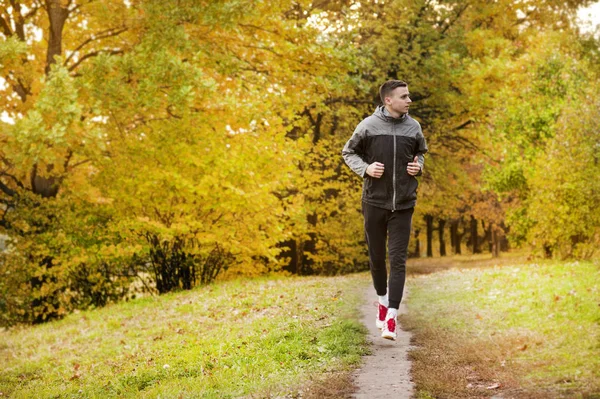 Hombre Corriendo Largo Sendero Del Parque Cuidado Salud Concepto Problema — Foto de Stock