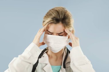 Yakın çekim portre bir güzel kız doktor üzerinde beyaz bir arka plan izole. Kavram tıp ve sağlık