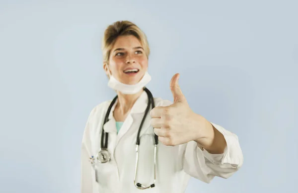 Joven Doctora Muestra Pulgar Hacia Arriba Fondo Azul Aislado Concepto — Foto de Stock