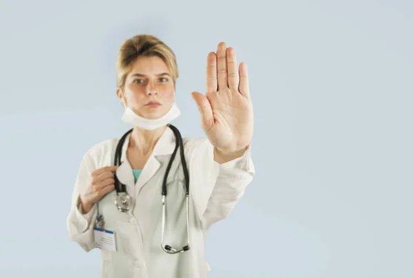 Muestra Médico Joven Con Señal Parada Palma Mano Fondo Aislado — Foto de Stock