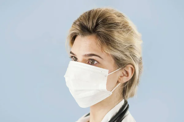 Retrato Close Uma Bela Médica Menina Fundo Azul Isolado Conceito — Fotografia de Stock