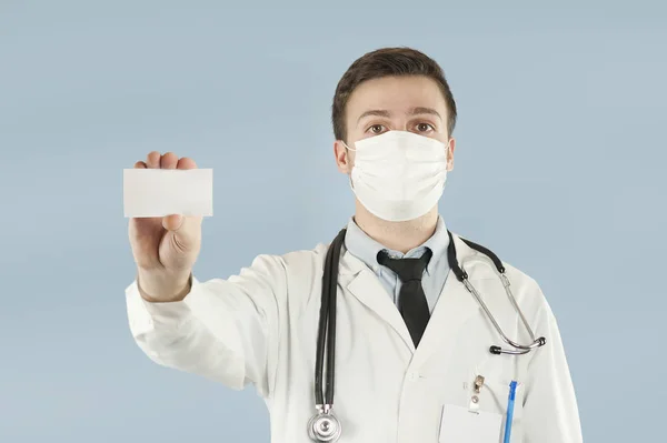 Doctor Sosteniendo Espacio Copia Primer Plano Joven Médico Confiado Mostrando — Foto de Stock