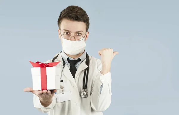 Joven Estudiante Medicina Con Regalo Sus Manos Sobre Fondo Azul — Foto de Stock