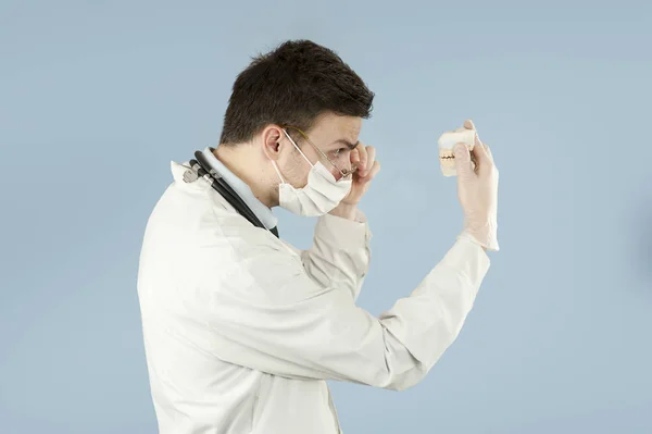 Joven Dentista Masculino Sosteniendo Modelo Mandíbula Dental Aislado Sobre Fondo —  Fotos de Stock