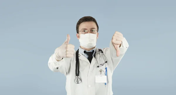 Joven Estudiante Medicina Muestra Pulgar Hacia Arriba Fondo Azul Aislado — Foto de Stock