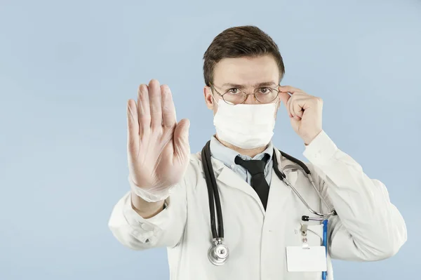 Muestra Médico Joven Con Señal Parada Palma Mano Fondo Aislado —  Fotos de Stock