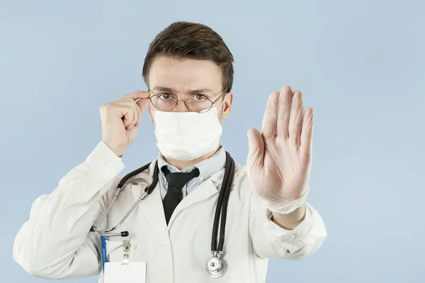 Muestra Médico Joven Con Señal Parada Palma Mano Fondo Aislado — Foto de Stock