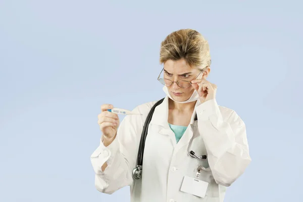 Junge Schöne Doktorandin Mit Thermometer Der Hand Auf Blauem Hintergrund — Stockfoto