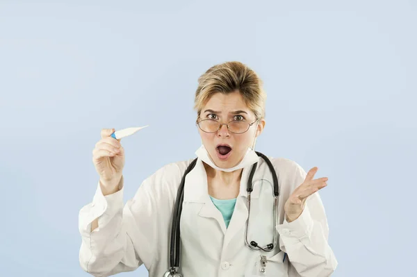 Junge Schöne Doktorandin Mit Thermometer Der Hand Auf Blauem Hintergrund — Stockfoto