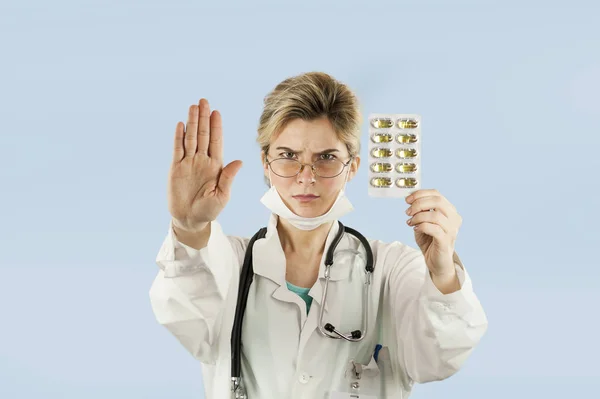 Die Junge Schöne Ärztin Hält Kapseln Der Hand Und Bewertet — Stockfoto