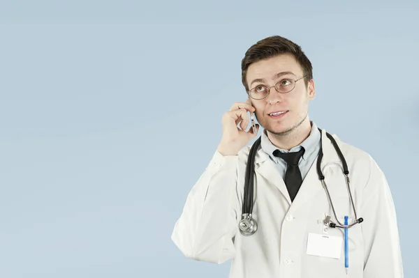 Mladý Roztomilý Lékař Student Smartphone Jeho Rukou Mluvit Přáteli Modrém — Stock fotografie
