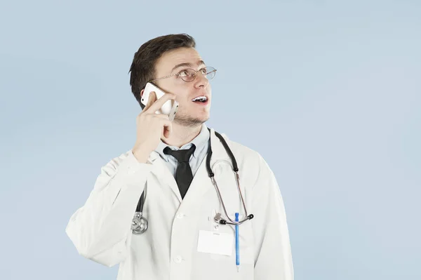 Jovem Estudante Médico Bonito Com Smartphone Suas Mãos Falando Com — Fotografia de Stock