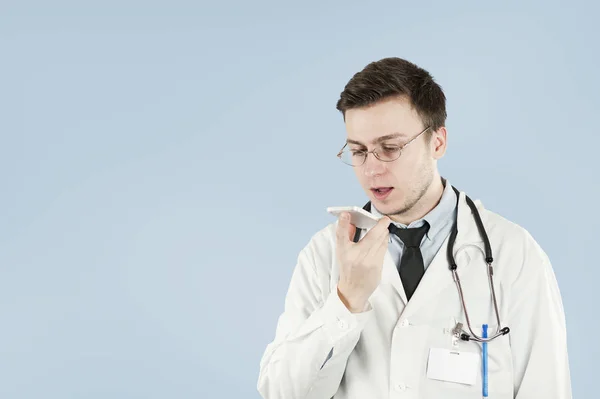 Junger Netter Doktorand Mit Smartphone Der Hand Der Auf Blauem — Stockfoto