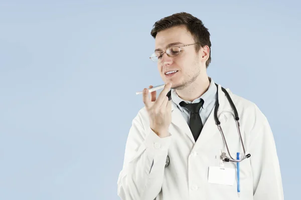 Junger Netter Doktorand Mit Smartphone Der Hand Der Auf Blauem — Stockfoto