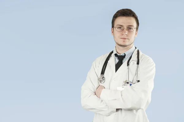 Junger Männlicher Arzt Medizinischer Mitarbeiter Zeigt Auf Leerem Raum Auf — Stockfoto