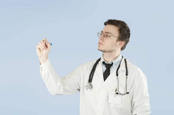 Junger Männlicher Arzt Medizinischer Mitarbeiter Zeigt Auf Leerem Raum Auf — Stockfoto