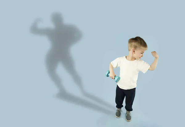 Emocjonalne Sportowy Małego Chłopca Hantlami Pokazuje Jego Mięśnie Białym Tle — Zdjęcie stockowe