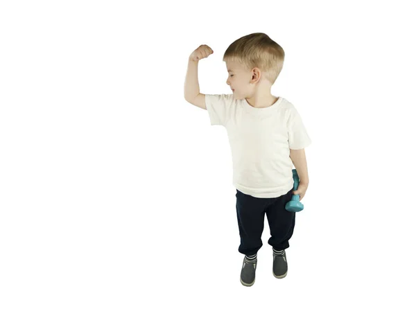 Emocjonalne Sportowy Małego Chłopca Hantlami Pokazuje Jego Mięśnie Białym Tle — Zdjęcie stockowe