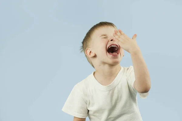 Retrato Menino Bonito Emocional Fundo Azul Isolado — Fotografia de Stock