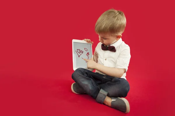 Piękne Dziecko Chłopiec Jest Rysunek Tablecie Ipad Czerwone Serca Czerwonym — Zdjęcie stockowe