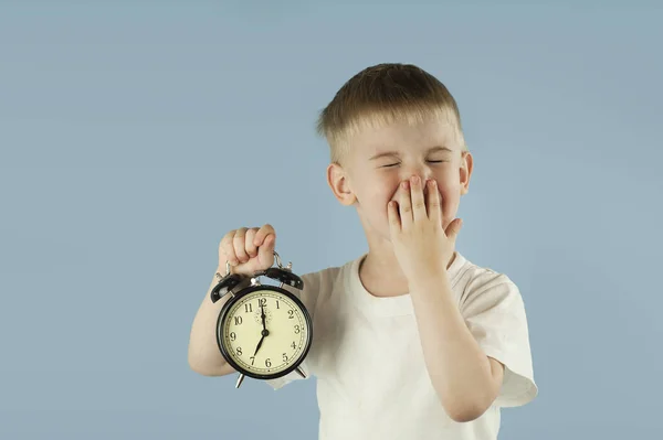 Beau Garçon Enfant Avec Réveil Dans Ses Mains Tôt Matin — Photo