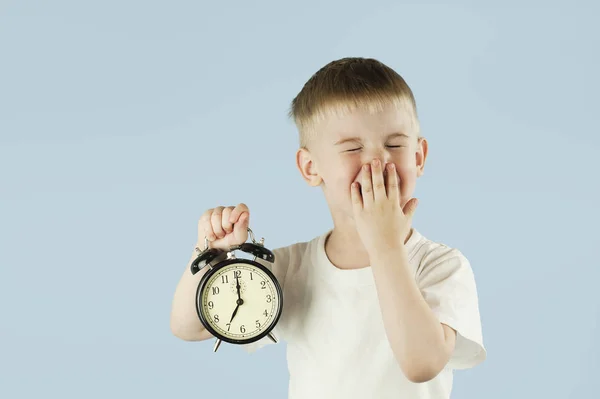 Vacker Barn Pojke Med Väckarklocka Hans Händer Tidigt Den Morgonen — Stockfoto