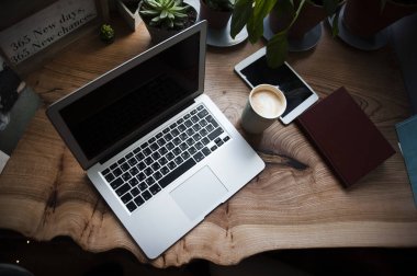 Bir kız bir dizüstü bilgisayar ile bir kafede kahve, alır zevk ile rahat bir yerde çalışıyor. Freelancing kavramı