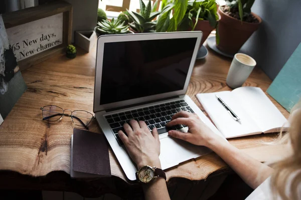 Bir kız bir dizüstü bilgisayar ile bir kafede kahve, alır zevk ile rahat bir yerde çalışıyor. Freelancing kavramı