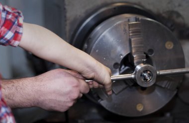 İyi bir baba küçük oğlunu metalle çalışmaya götürdü. İlişki kavramı, iş yerinde ki çocuk turner