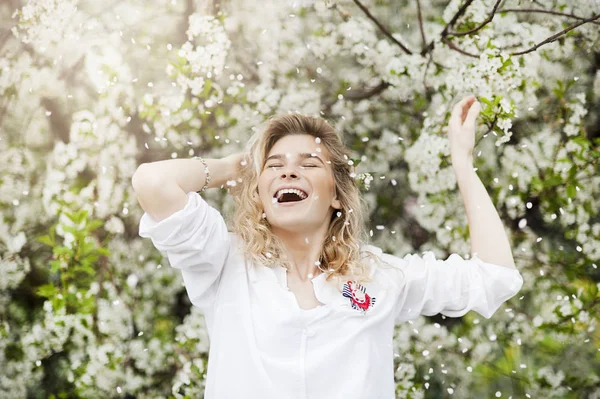 Retratos de uma menina muito bonita no parque da primavera com árvores em flores — Fotografia de Stock