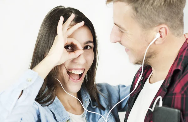 Ein junges paar fiel heraus und ein mädchen schreit den kerl an und er schließt seine ohren, um nicht zu hören — Stockfoto