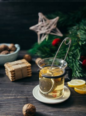 Noel dekorasyonu ile ahşap masada çay bardağı