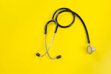 Stetoskop Sarı zemin üzerine