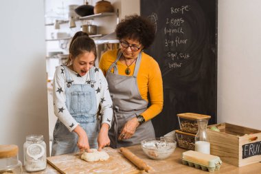 torunu ve büyükanne ev mutfağında birlikte pişirme