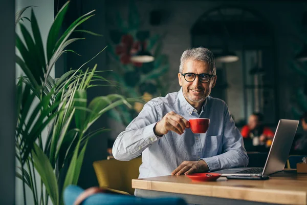 Felice Uomo Affari Che Beve Caffè Nel Bar — Foto Stock