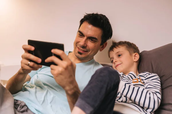 Father Son Playing Games Together — Stock Photo, Image