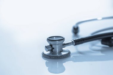 Stetoskop, tıbbi ekipmanların yakından görülmesi.