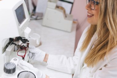 Optik mağazasında çalışan kadın gözlükçü.