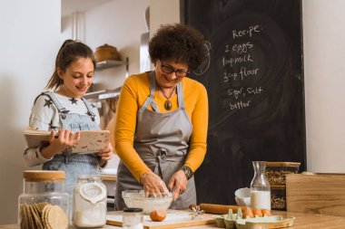 torunu ve büyükanne ev mutfağında birlikte pişirme